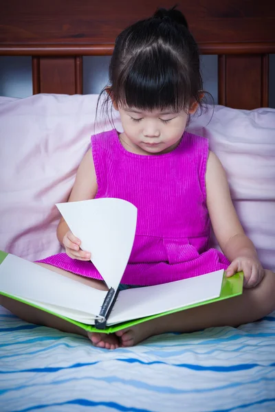 Zmęczony i znudzony dziewczyna spania gdy czytała książkę. Koncepcja kształcenia. — Zdjęcie stockowe