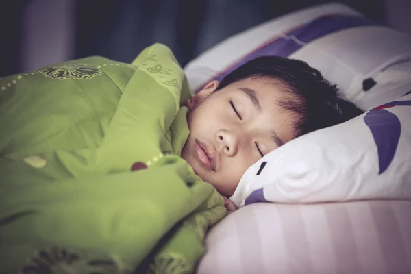 Criança saudável. Pouco asiático menino dormindo pacificamente na cama . — Fotografia de Stock