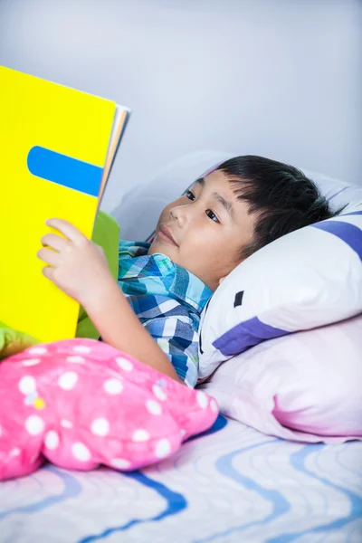 Azjatycki chłopiec czytanie książki. Koncepcja kształcenia. — Zdjęcie stockowe