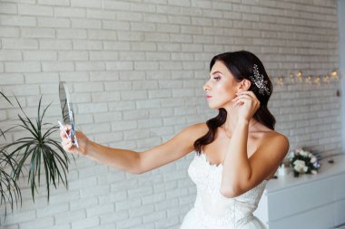 Beyaz gelinlik içinde bir buketle güzel bir gelinin portresi