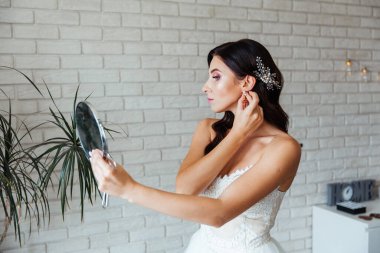 Beyaz gelinlik içinde bir buketle güzel bir gelinin portresi