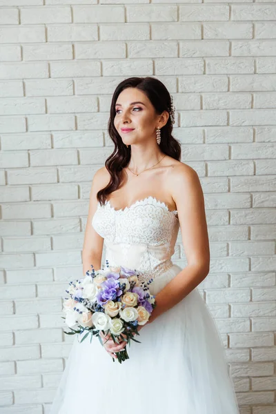 白いウェディングドレスに花束を持つ美しい花嫁の肖像 — ストック写真