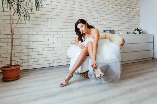 Retrato Una Hermosa Novia Con Ramo Vestido Novia Blanco — Foto de Stock