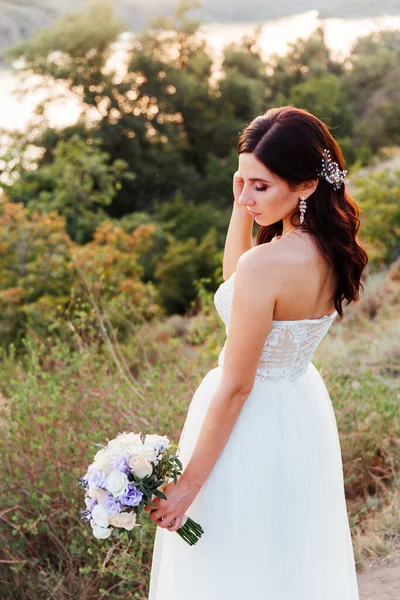 Retrato Uma Bela Noiva Com Buquê Vestido Noiva Branco — Fotografia de Stock