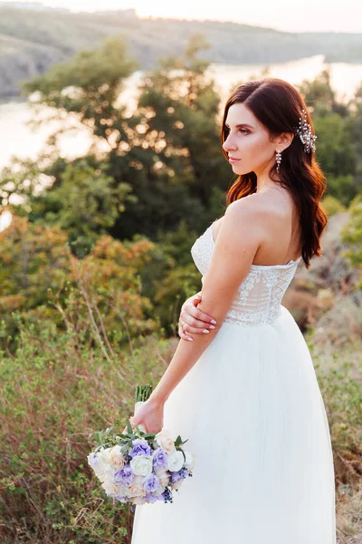 Retrato Uma Bela Noiva Com Buquê Vestido Noiva Branco — Fotografia de Stock