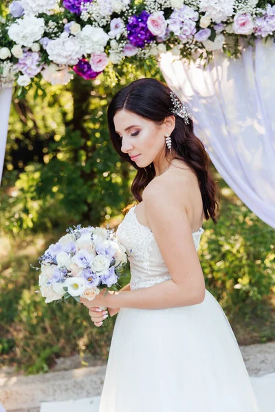 Portrait Une Belle Mariée Avec Bouquet Dans Une Robe Mariée — Photo