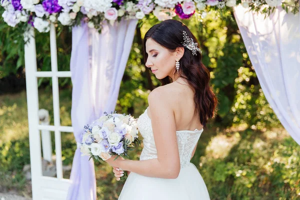 白いウェディングドレスに花束を持つ美しい花嫁の肖像 — ストック写真
