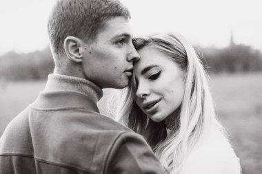 Sonbaharda parkta köpeklerle, Pomeranian 'lılarla gezen güzel bir çift.