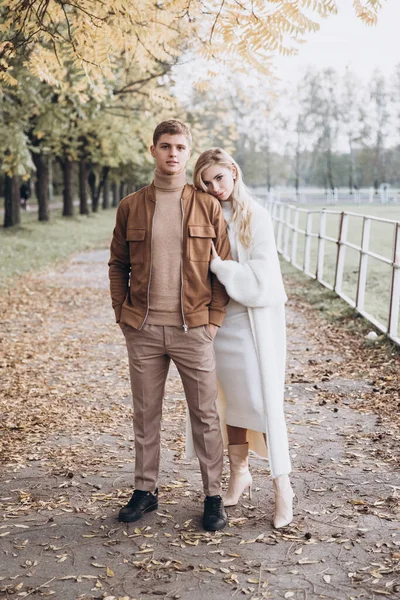 Mooi Jong Koppel Herfst Wandelingen Met Honden Pomeranian Het Park — Stockfoto