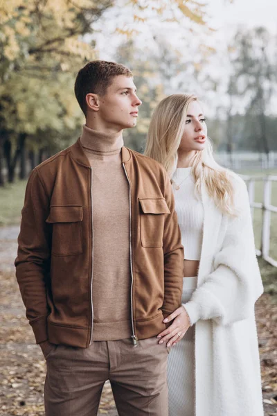 Mooi Jong Koppel Herfst Wandelingen Met Honden Pomeranian Het Park — Stockfoto