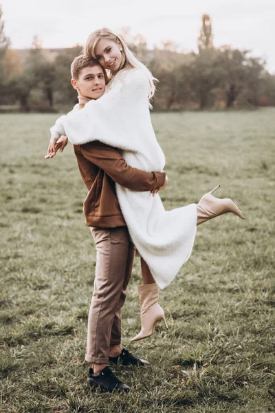 Beau Jeune Couple Automne Promenades Avec Des Chiens Poméranienne Dans — Photo