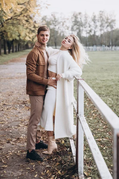 Hermosa Pareja Joven Otoño Paseos Con Perros Pomerania Parque —  Fotos de Stock