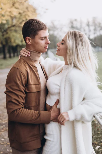 Hermosa Pareja Joven Otoño Paseos Con Perros Pomerania Parque —  Fotos de Stock