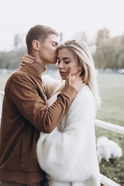 Hermosa Pareja Joven Otoño Paseos Con Perros Pomerania Parque —  Fotos de Stock