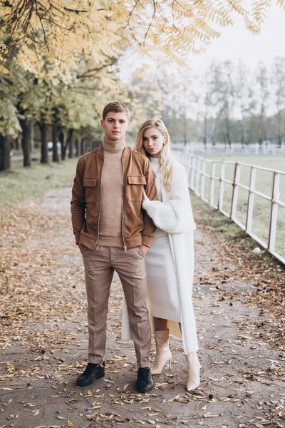 Belo Jovem Casal Passeios Outono Com Cães Pomeranian Parque — Fotografia de Stock