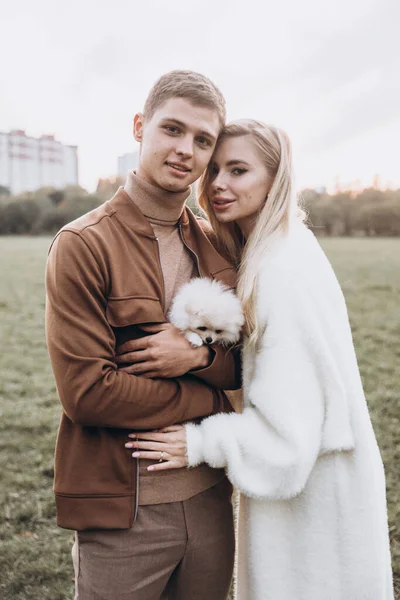 Hermosa Pareja Joven Otoño Paseos Con Perros Pomerania Parque —  Fotos de Stock