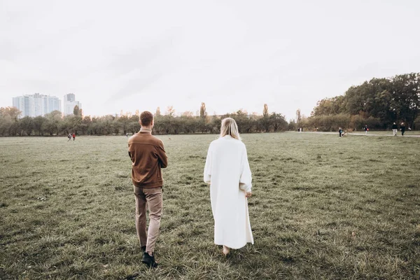 Beautiful Young Couple Autumn Walks Dogs Pomeranian Park — Stock Photo, Image