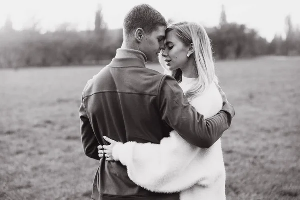 Beau Jeune Couple Automne Promenades Avec Des Chiens Poméranienne Dans — Photo