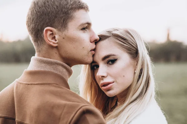 Sonbaharda parkta köpeklerle, Pomeranian 'lılarla gezen güzel bir çift.