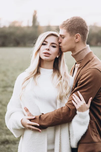 Hermosa Pareja Joven Otoño Paseos Con Perros Pomerania Parque —  Fotos de Stock