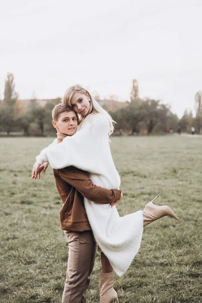 Beau Jeune Couple Automne Promenades Avec Des Chiens Poméranienne Dans — Photo