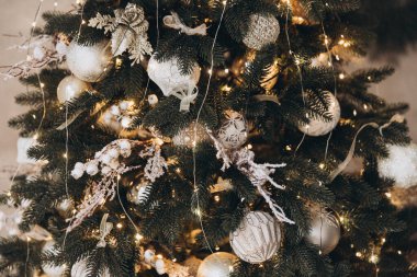 Yeni yıl dekorasyonu, süslemeleri, ağacın altındaki hediyeler, Noel.