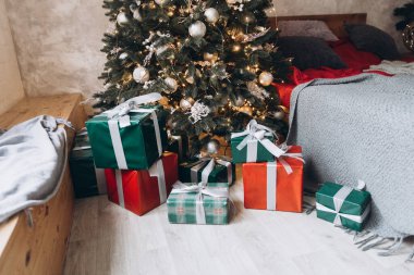 Yeni yıl dekorasyonu, süslemeleri, ağacın altındaki hediyeler, Noel.