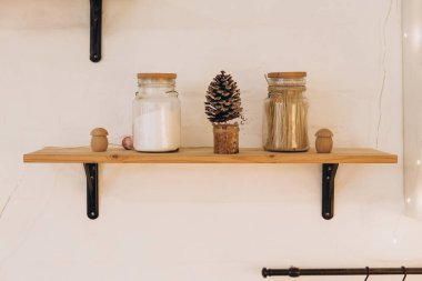 Yeni yıl dekorasyonu, süslemeleri, ağacın altındaki hediyeler, Noel.