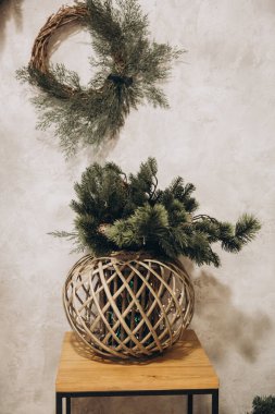 Yeni yıl dekorasyonu, süslemeleri, ağacın altındaki hediyeler, Noel.