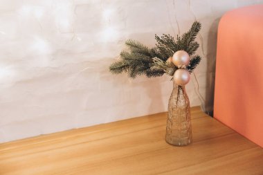 Yeni yıl dekorasyonu, süslemeleri, ağacın altındaki hediyeler, Noel.