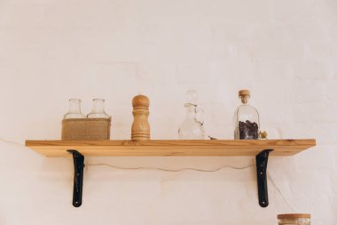 Yeni yıl dekorasyonu, süslemeleri, ağacın altındaki hediyeler, Noel.