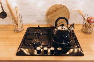 Yeni yıl dekorasyonu, süslemeleri, ağacın altındaki hediyeler, Noel.