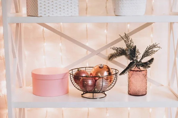 Yeni yıl dekorasyonu, süslemeleri, ağacın altındaki hediyeler, Noel.