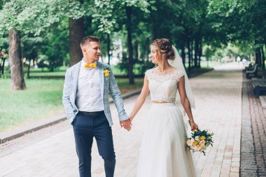 Gelinlik giymiş gelinle damadın evinde limon düğünü.