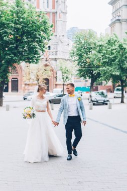 Gelinlik giymiş gelinle damadın evinde limon düğünü.