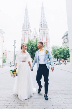 Gelinlik giymiş gelinle damadın evinde limon düğünü.