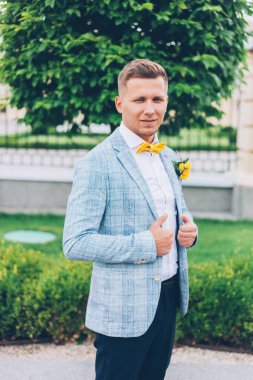 Gelinlik giymiş gelinle damadın evinde limon düğünü.