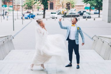 Gelinlik giymiş gelinle damadın evinde limon düğünü.