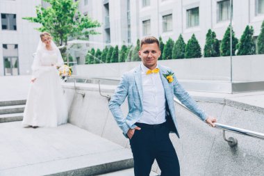 Gelinlik giymiş gelinle damadın evinde limon düğünü.