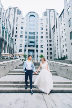 Gelinlik giymiş gelinle damadın evinde limon düğünü.