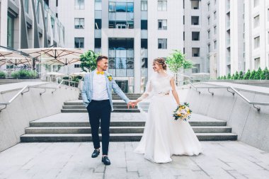 Gelinlik giymiş gelinle damadın evinde limon düğünü.