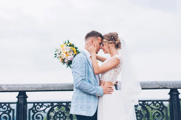 Matrimonio Limone Dallo Sposo Con Sposa Abito Sposa — Foto Stock