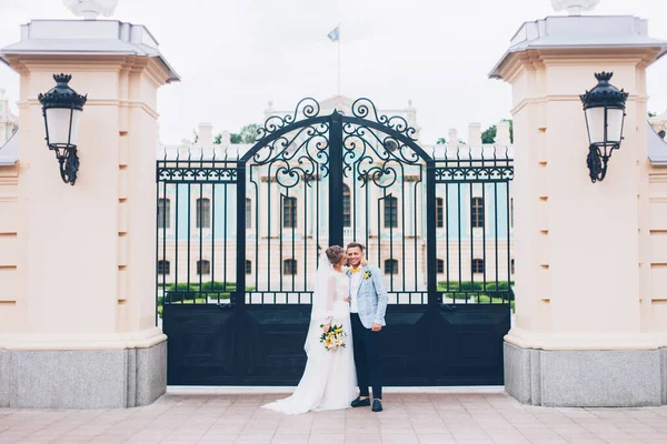 Matrimonio Limone Dallo Sposo Con Sposa Abito Sposa — Foto Stock