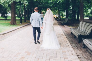 Gelinlik giymiş gelinle damadın evinde limon düğünü.