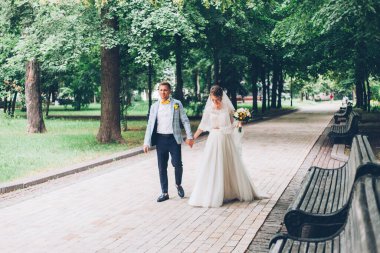 Gelinlik giymiş gelinle damadın evinde limon düğünü.