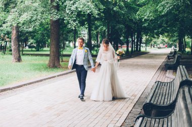 Gelinlik giymiş gelinle damadın evinde limon düğünü.