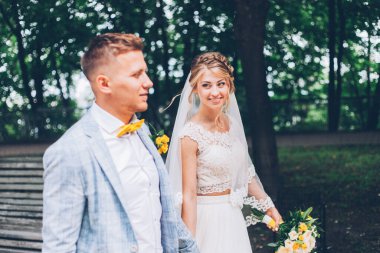 Gelinlik giymiş gelinle damadın evinde limon düğünü.