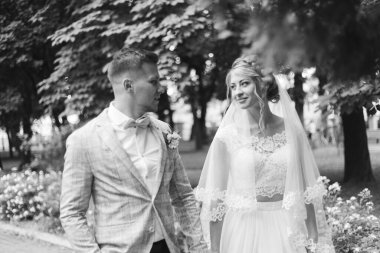 Gelinlik giymiş gelinle damadın evinde limon düğünü.