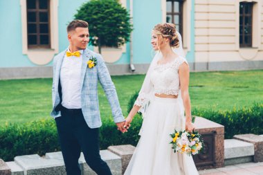 Gelinlik giymiş gelinle damadın evinde limon düğünü.