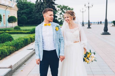 Gelinlik giymiş gelinle damadın evinde limon düğünü.